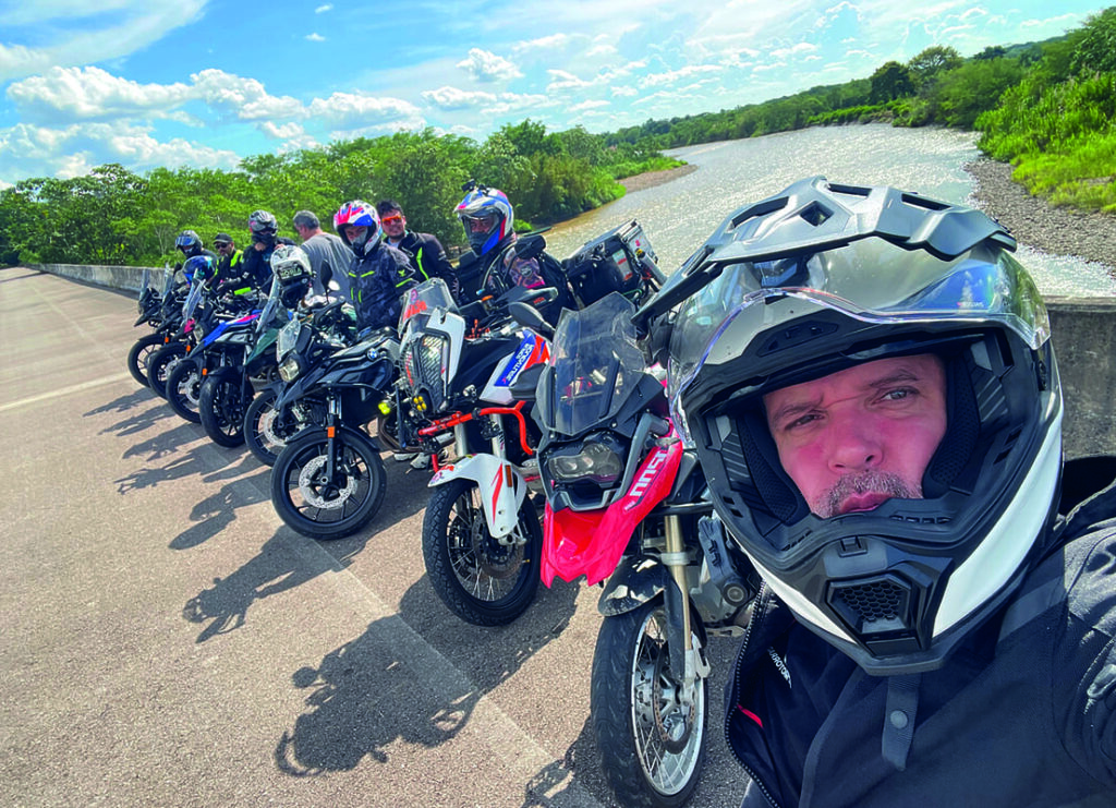 Carlos Monsalve junto a su motocicleta de aventura