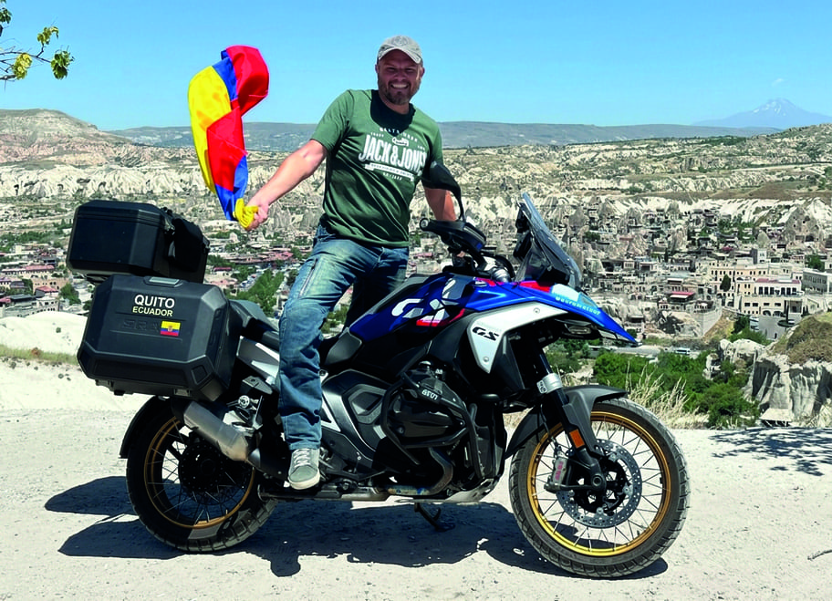avier Cifuentes y su pasión por los viajes en motocicleta.