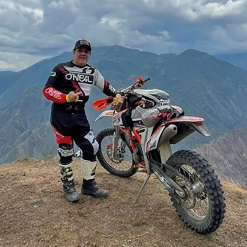 Carlos Monsalve junto a su motocicleta de aventura.