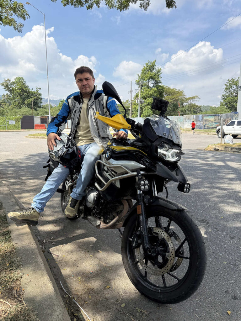 Carlos Andrés Gómez y su afición por las motocicletas maxi trail.