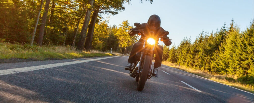 Motociclistas que comparten su pasión por los viajes y las rutas en moto