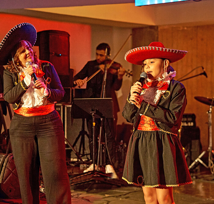 María Antonia Arenas cantó acompañada de su abuela Fanny Nieto