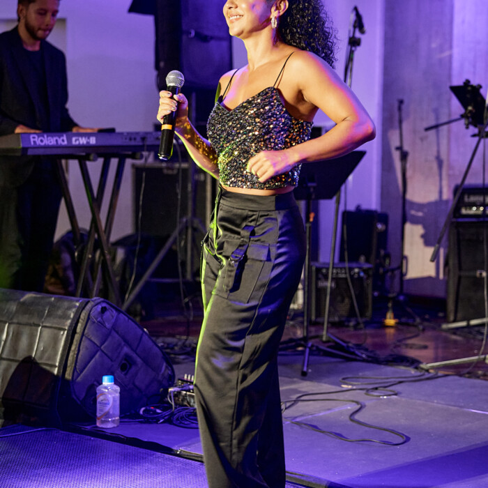 La telentosa María Alexandra Galezzo durante su show de merengue
