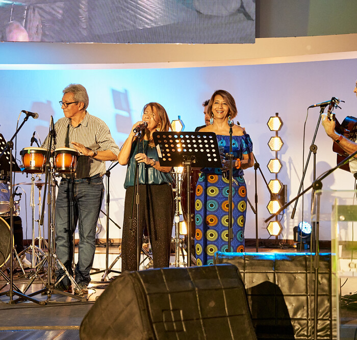 Claudia Torres Navarro (a la derecha) cantó junto al grupo “Clan Destino”